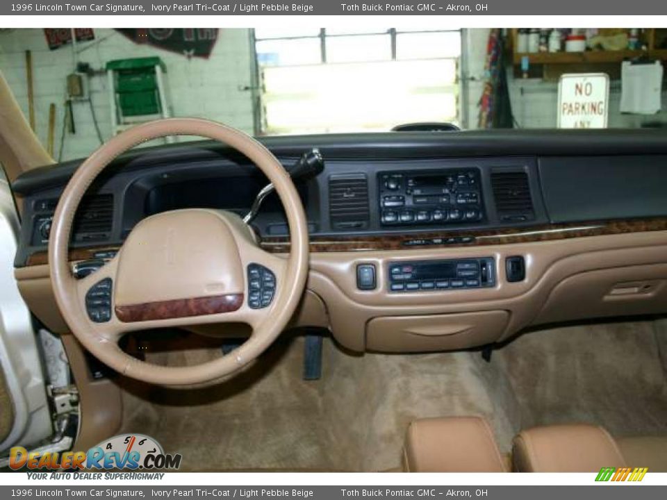 1996 Lincoln Town Car Signature Ivory Pearl Tri-Coat / Light Pebble Beige Photo #7