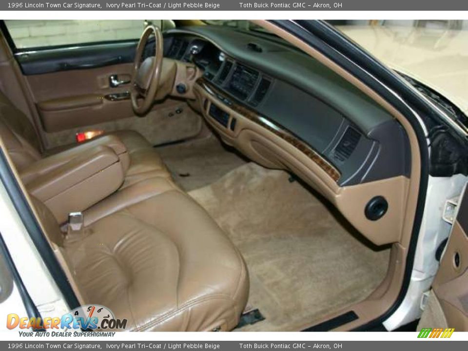 1996 Lincoln Town Car Signature Ivory Pearl Tri-Coat / Light Pebble Beige Photo #14