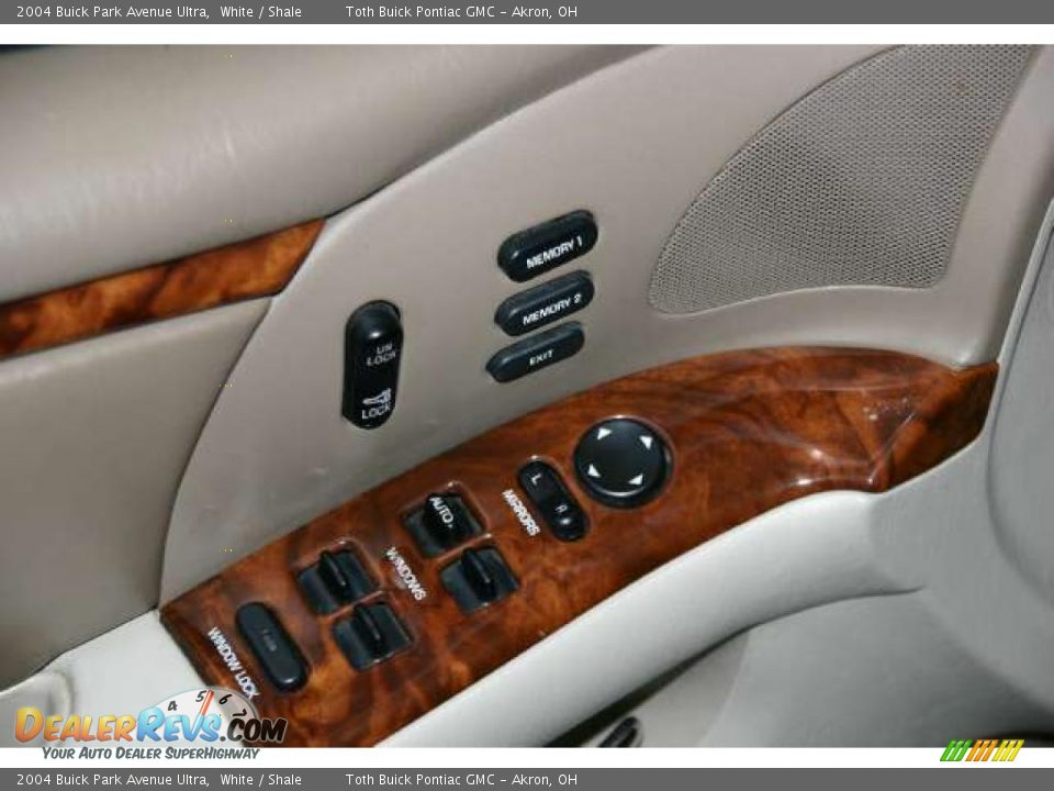 Controls of 2004 Buick Park Avenue Ultra Photo #9