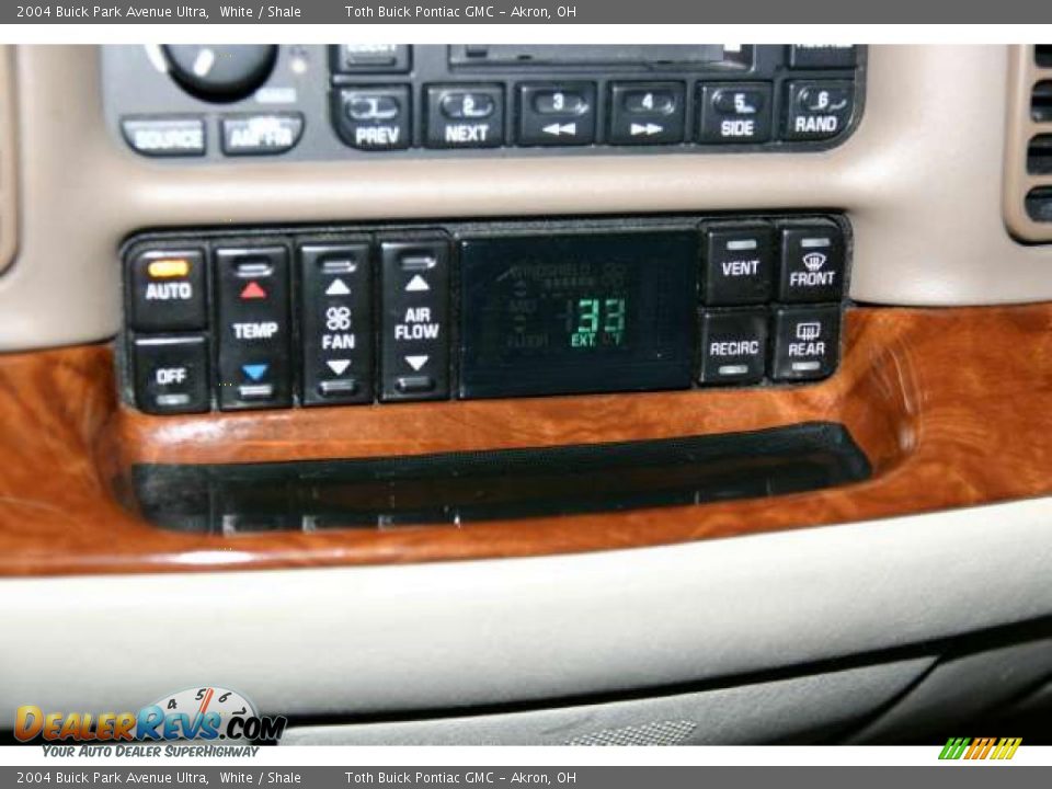 Controls of 2004 Buick Park Avenue Ultra Photo #13