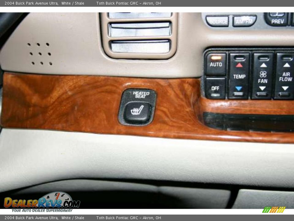 Controls of 2004 Buick Park Avenue Ultra Photo #14