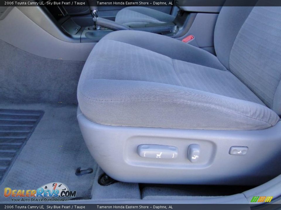 2006 Toyota Camry LE Sky Blue Pearl / Taupe Photo #15