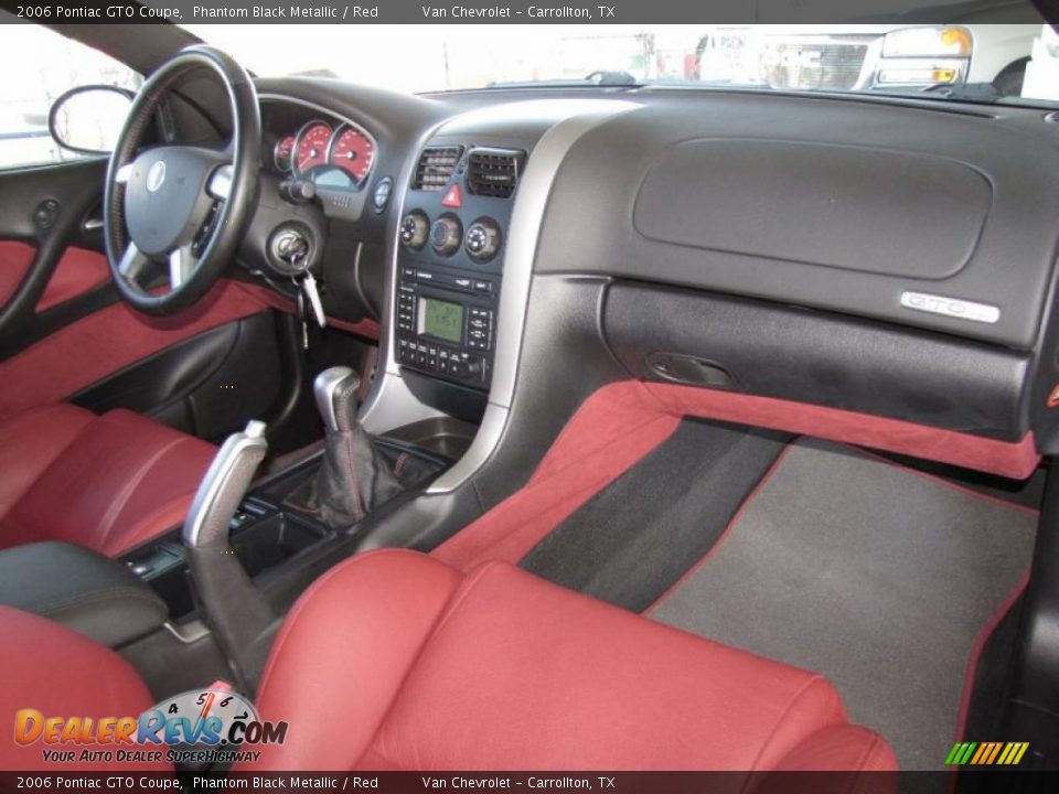 Dashboard of 2006 Pontiac GTO Coupe Photo #13