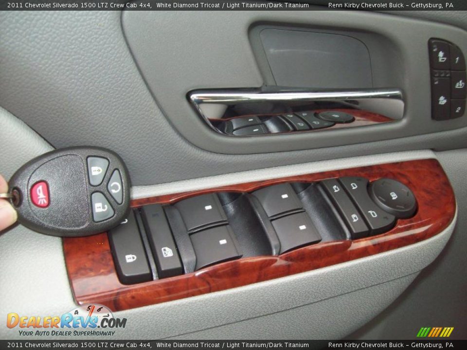 2011 Chevrolet Silverado 1500 LTZ Crew Cab 4x4 White Diamond Tricoat / Light Titanium/Dark Titanium Photo #6