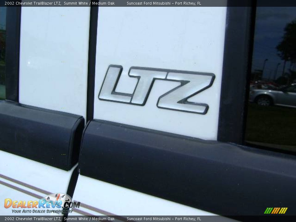 2002 Chevrolet TrailBlazer LTZ Summit White / Medium Oak Photo #11