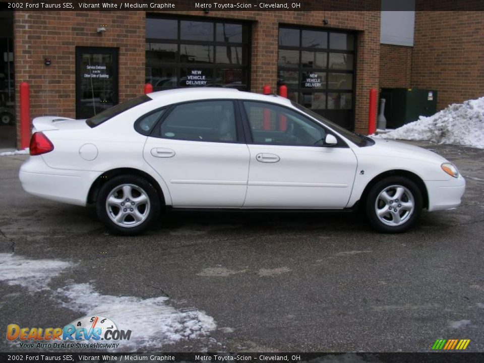 2002 Ford Taurus SES Vibrant White / Medium Graphite Photo #2