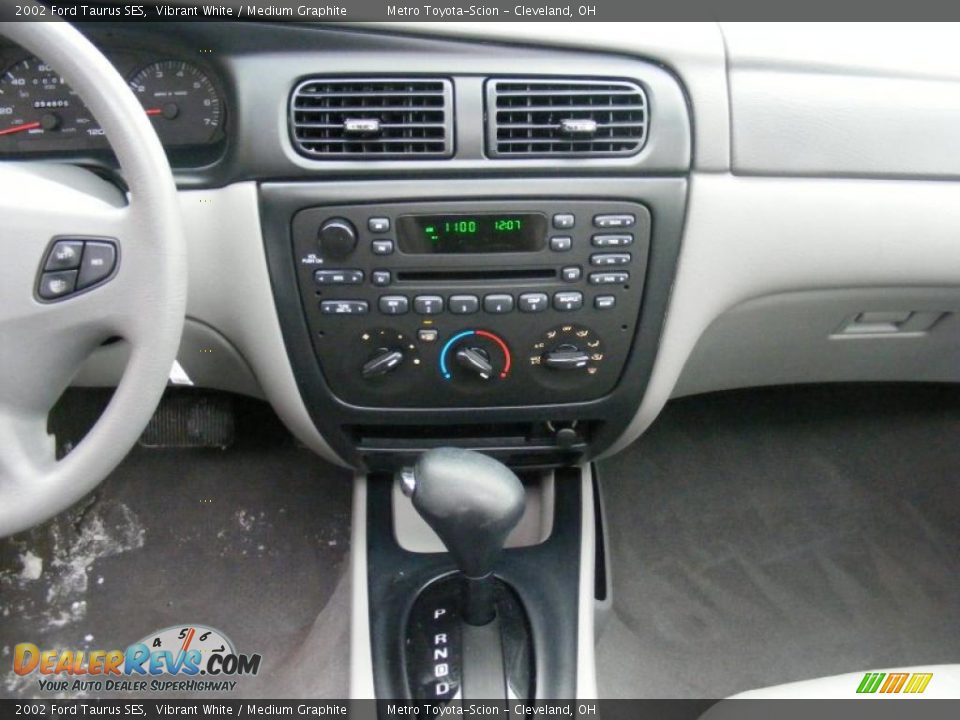 2002 Ford Taurus SES Vibrant White / Medium Graphite Photo #19