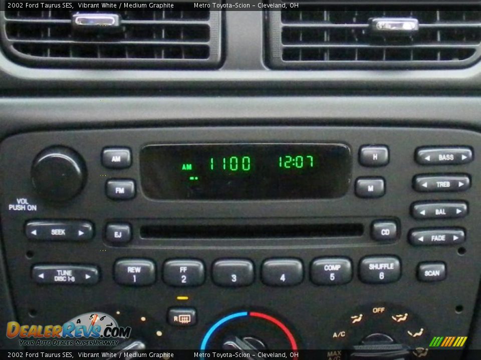 2002 Ford Taurus SES Vibrant White / Medium Graphite Photo #20