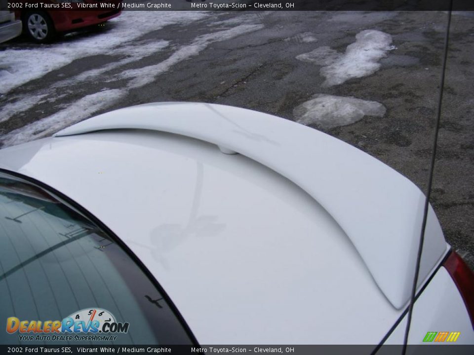 2002 Ford Taurus SES Vibrant White / Medium Graphite Photo #26