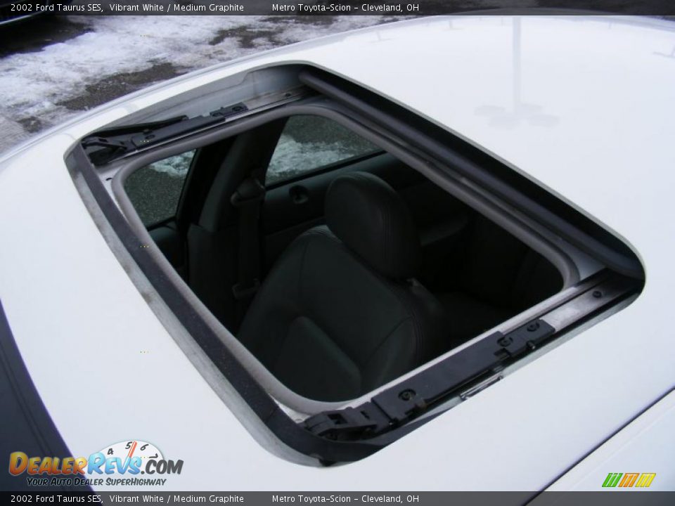 2002 Ford Taurus SES Vibrant White / Medium Graphite Photo #27