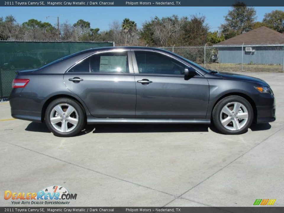 2011 Toyota Camry SE Magnetic Gray Metallic / Dark Charcoal Photo #2