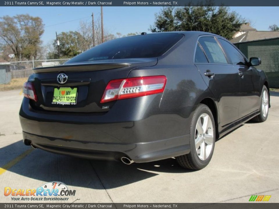 2011 Toyota Camry SE Magnetic Gray Metallic / Dark Charcoal Photo #3