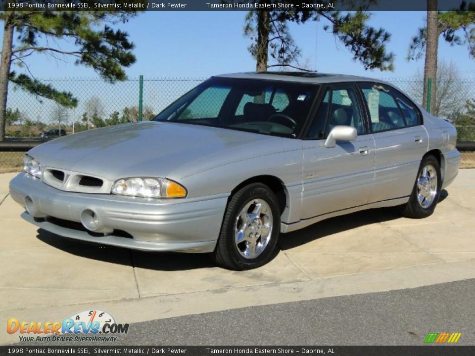 Front 3/4 View of 1998 Pontiac Bonneville SSEi Photo #10