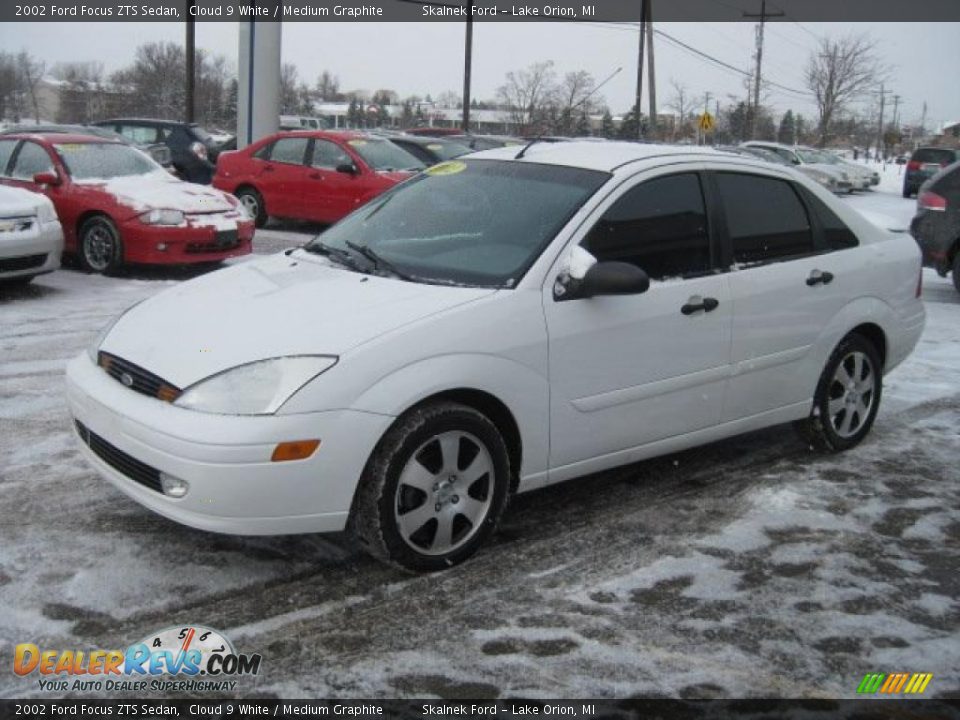 2002 Ford Focus ZTS Sedan Cloud 9 White / Medium Graphite Photo #10