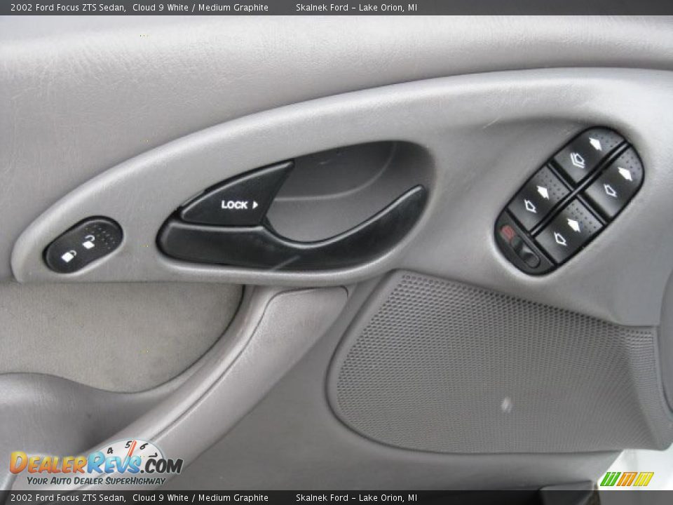 Controls of 2002 Ford Focus ZTS Sedan Photo #20