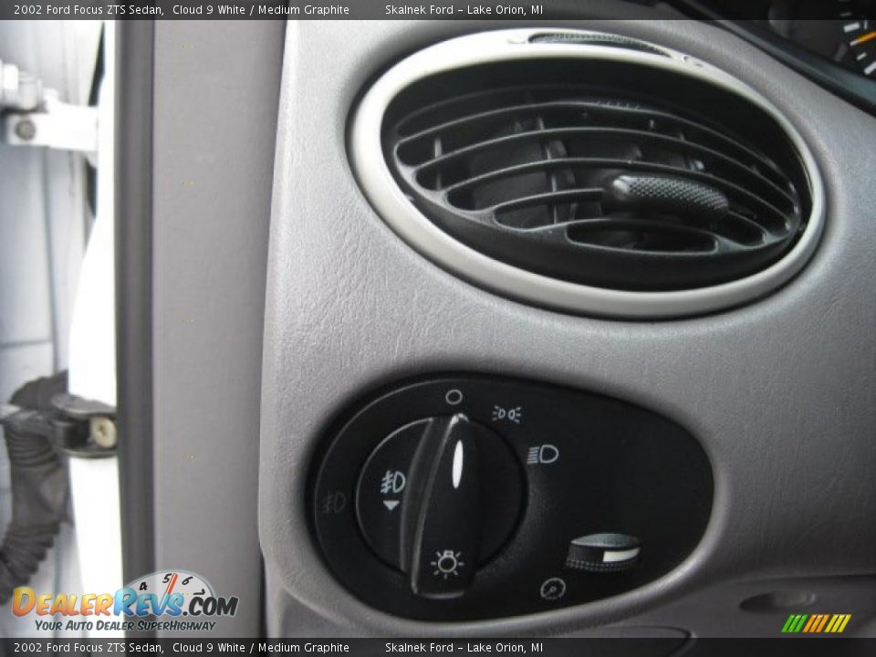 Controls of 2002 Ford Focus ZTS Sedan Photo #22