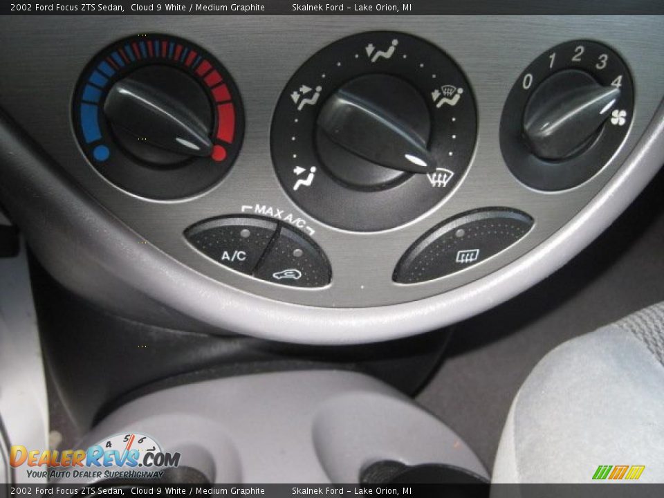 Controls of 2002 Ford Focus ZTS Sedan Photo #26