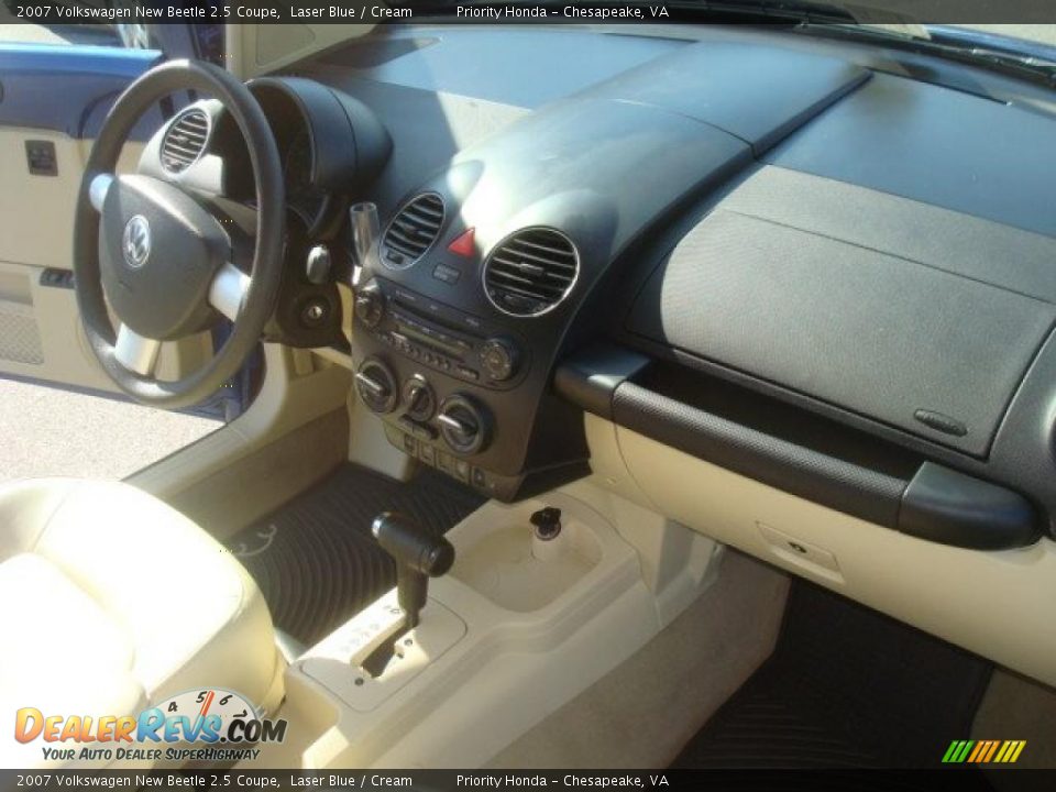 Dashboard of 2007 Volkswagen New Beetle 2.5 Coupe Photo #14
