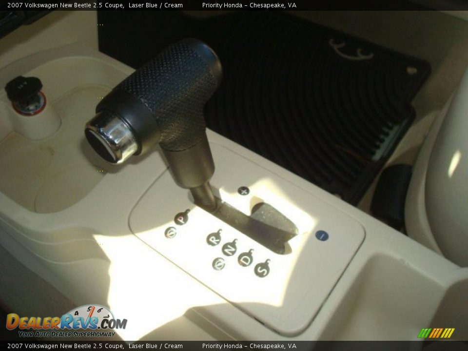 2007 Volkswagen New Beetle 2.5 Coupe Shifter Photo #22