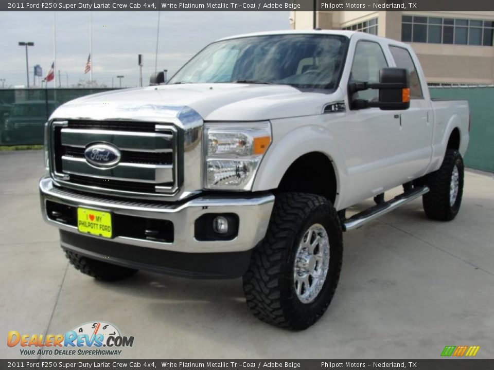 Front 3/4 View of 2011 Ford F250 Super Duty Lariat Crew Cab 4x4 Photo #7