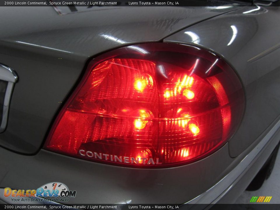2000 Lincoln Continental Spruce Green Metallic / Light Parchment Photo #3