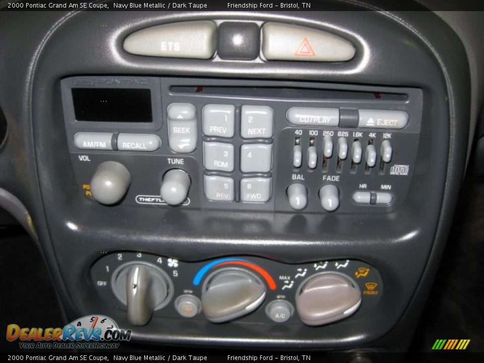 Controls of 2000 Pontiac Grand Am SE Coupe Photo #22