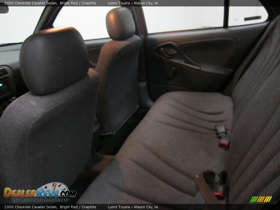 2000 Chevrolet Cavalier Sedan Bright Red / Graphite Photo #34
