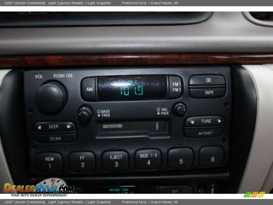 Controls of 1997 Lincoln Continental  Photo #12