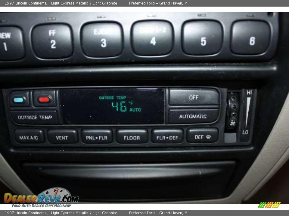 1997 Lincoln Continental Light Cypress Metallic / Light Graphite Photo #15