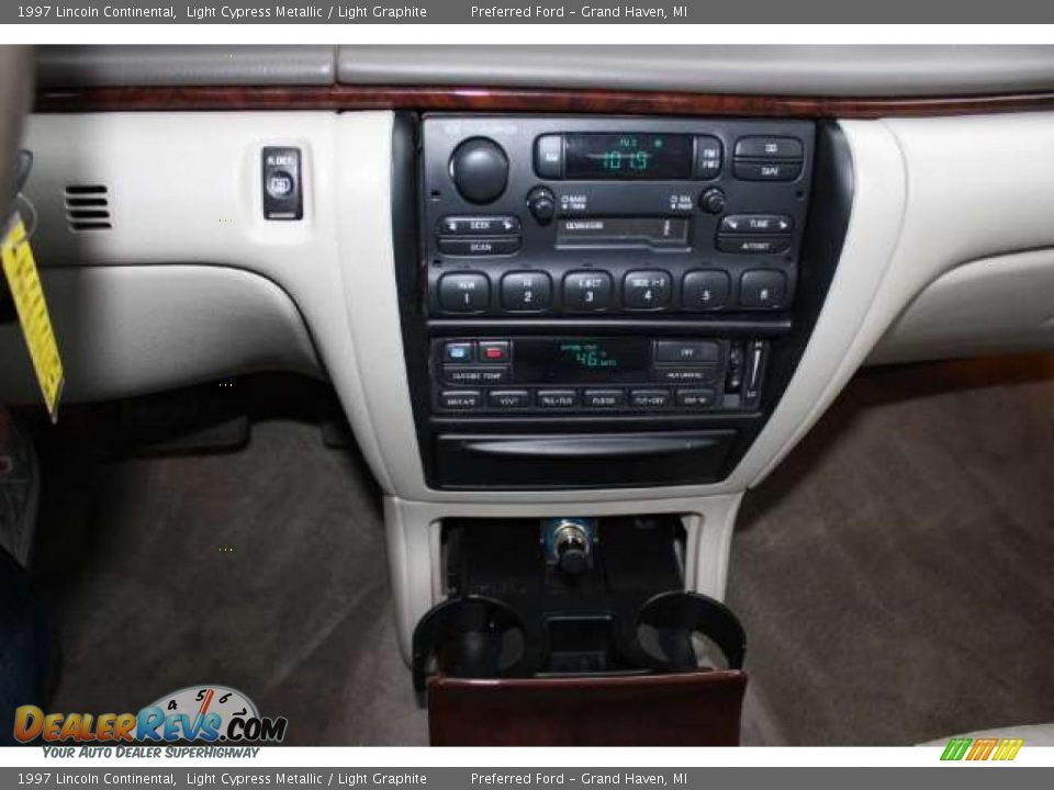 1997 Lincoln Continental Light Cypress Metallic / Light Graphite Photo #16
