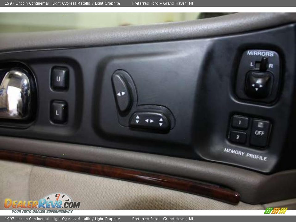 Controls of 1997 Lincoln Continental  Photo #17