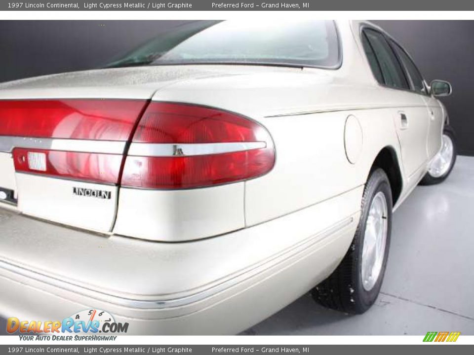1997 Lincoln Continental Light Cypress Metallic / Light Graphite Photo #25