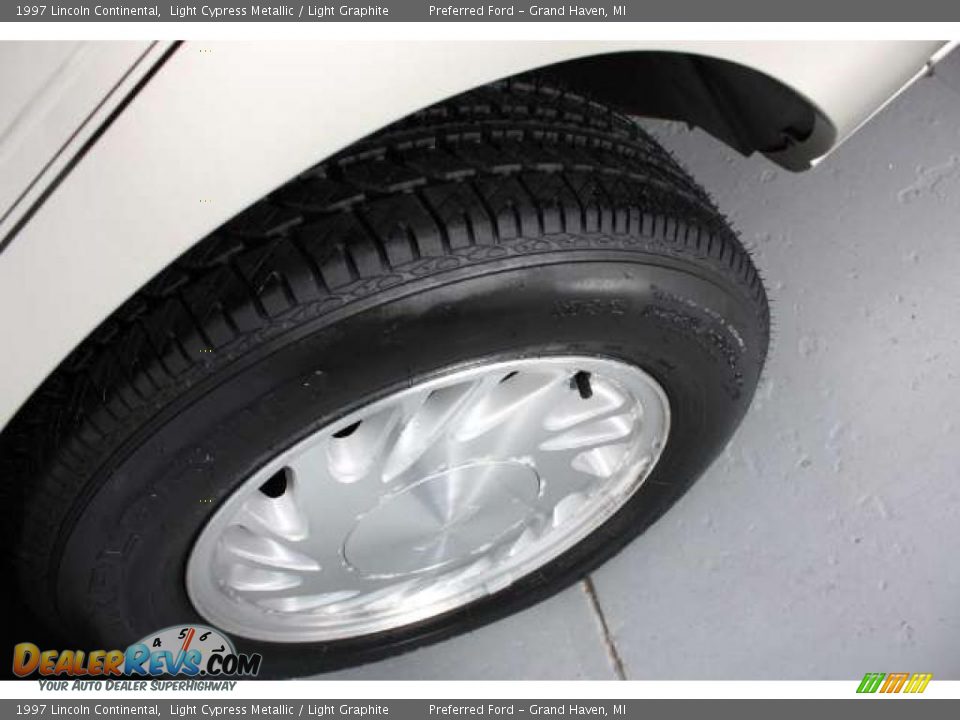 1997 Lincoln Continental Light Cypress Metallic / Light Graphite Photo #26