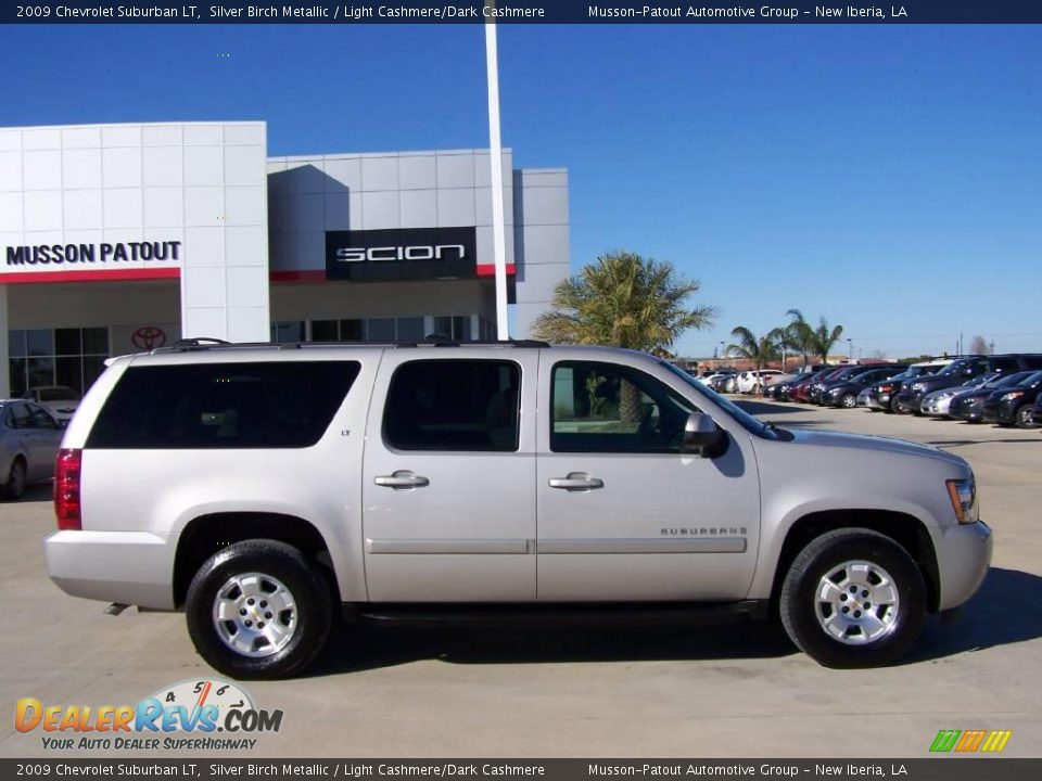 2009 Chevrolet Suburban LT Silver Birch Metallic / Light Cashmere/Dark Cashmere Photo #2