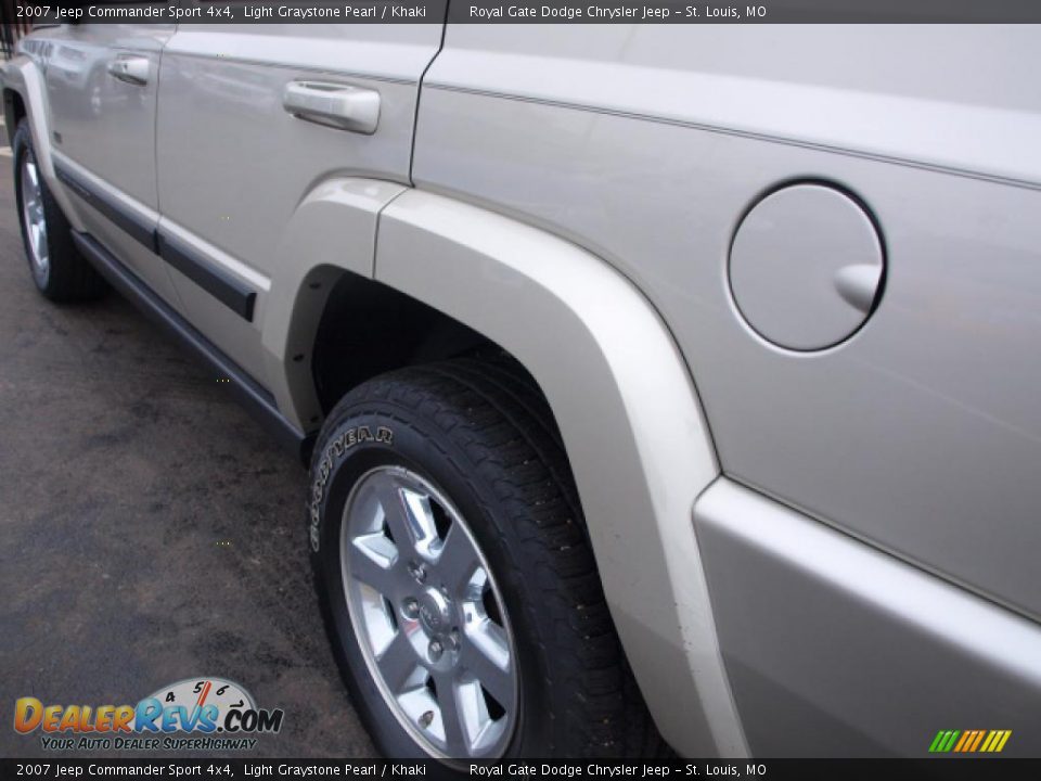 2007 Jeep Commander Sport 4x4 Light Graystone Pearl / Khaki Photo #4