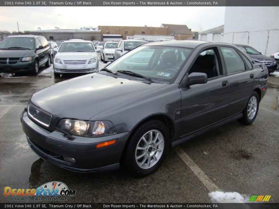 Front 3/4 View of 2001 Volvo S40 1.9T SE Photo #2