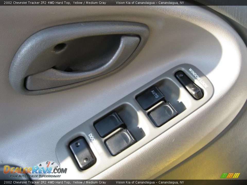 Controls of 2002 Chevrolet Tracker ZR2 4WD Hard Top Photo #17