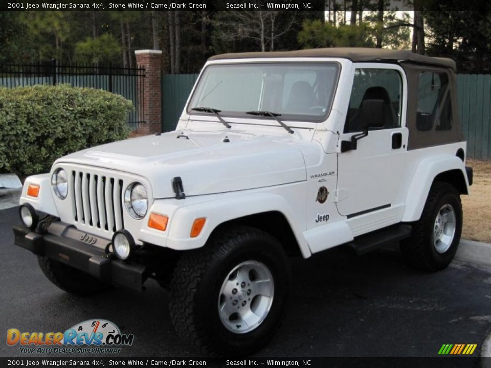 Front 3/4 View of 2001 Jeep Wrangler Sahara 4x4 Photo #1