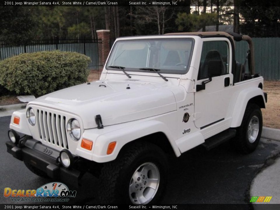 Front 3/4 View of 2001 Jeep Wrangler Sahara 4x4 Photo #4