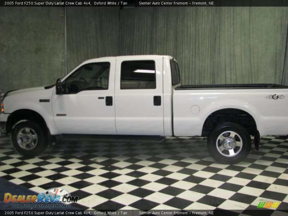2005 Ford F250 Super Duty Lariat Crew Cab 4x4 Oxford White / Tan Photo #2