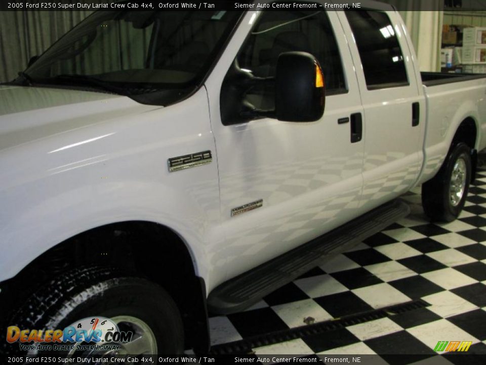 2005 Ford F250 Super Duty Lariat Crew Cab 4x4 Oxford White / Tan Photo #3