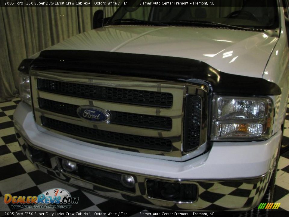 2005 Ford F250 Super Duty Lariat Crew Cab 4x4 Oxford White / Tan Photo #4