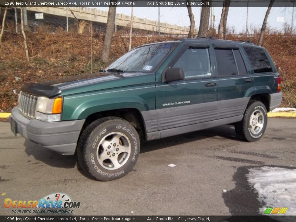 Front 3/4 View of 1996 Jeep Grand Cherokee Laredo 4x4 Photo #1