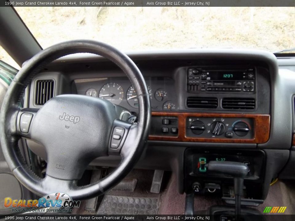 1996 Jeep Grand Cherokee Laredo 4x4 Forest Green Pearlcoat / Agate Photo #15