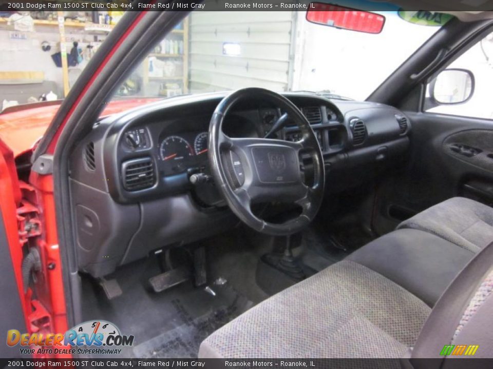 2001 Dodge Ram 1500 ST Club Cab 4x4 Flame Red / Mist Gray Photo #5