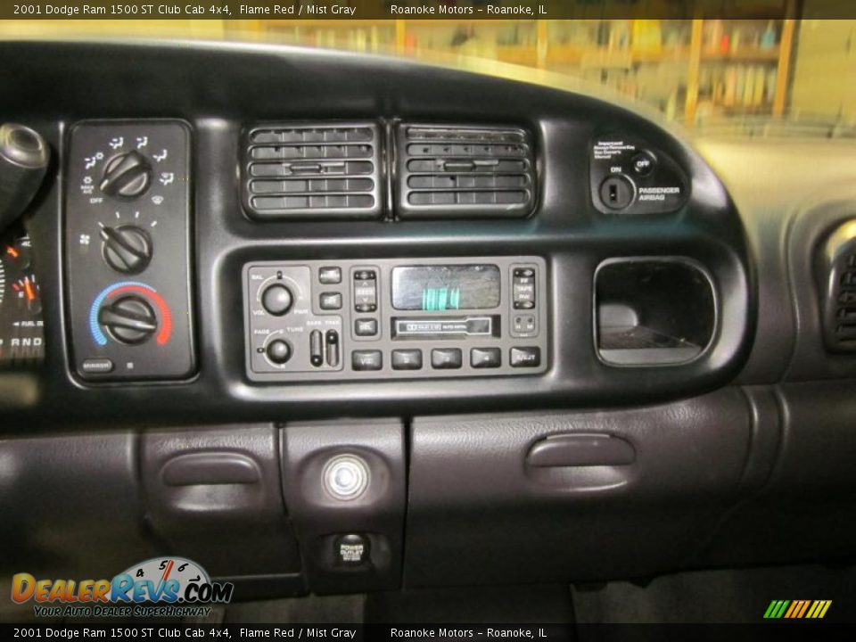 2001 Dodge Ram 1500 ST Club Cab 4x4 Flame Red / Mist Gray Photo #8