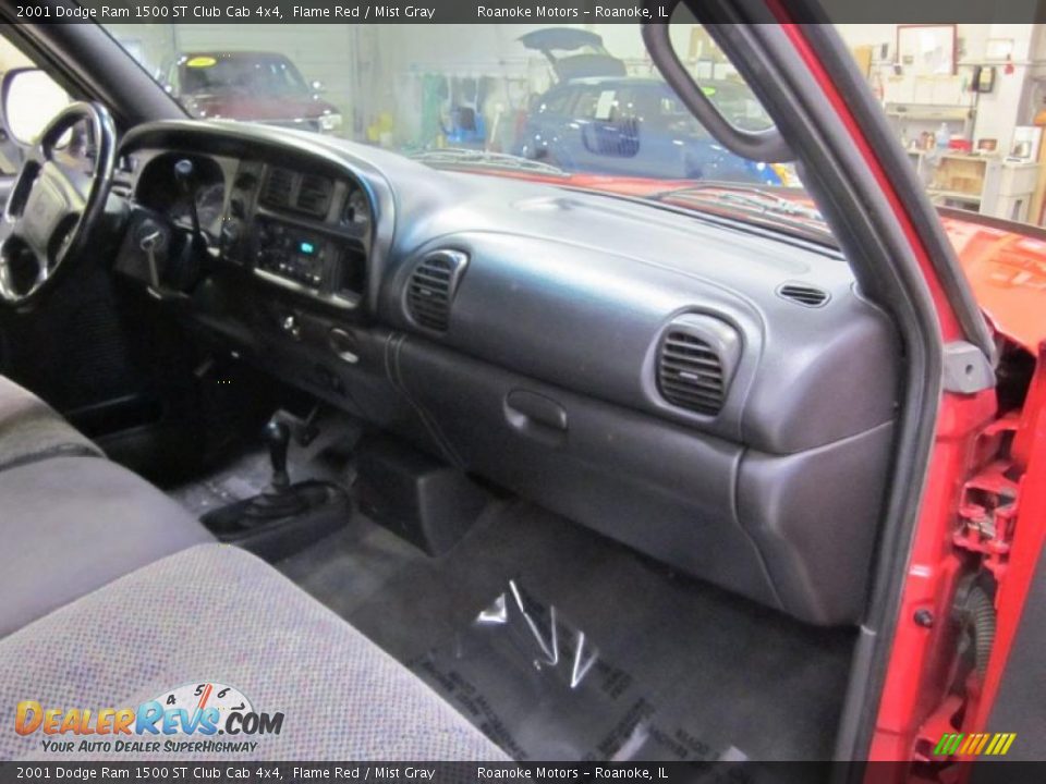 2001 Dodge Ram 1500 ST Club Cab 4x4 Flame Red / Mist Gray Photo #17