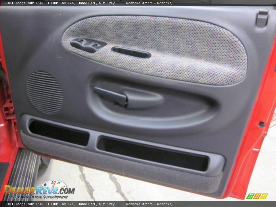 2001 Dodge Ram 1500 ST Club Cab 4x4 Flame Red / Mist Gray Photo #18
