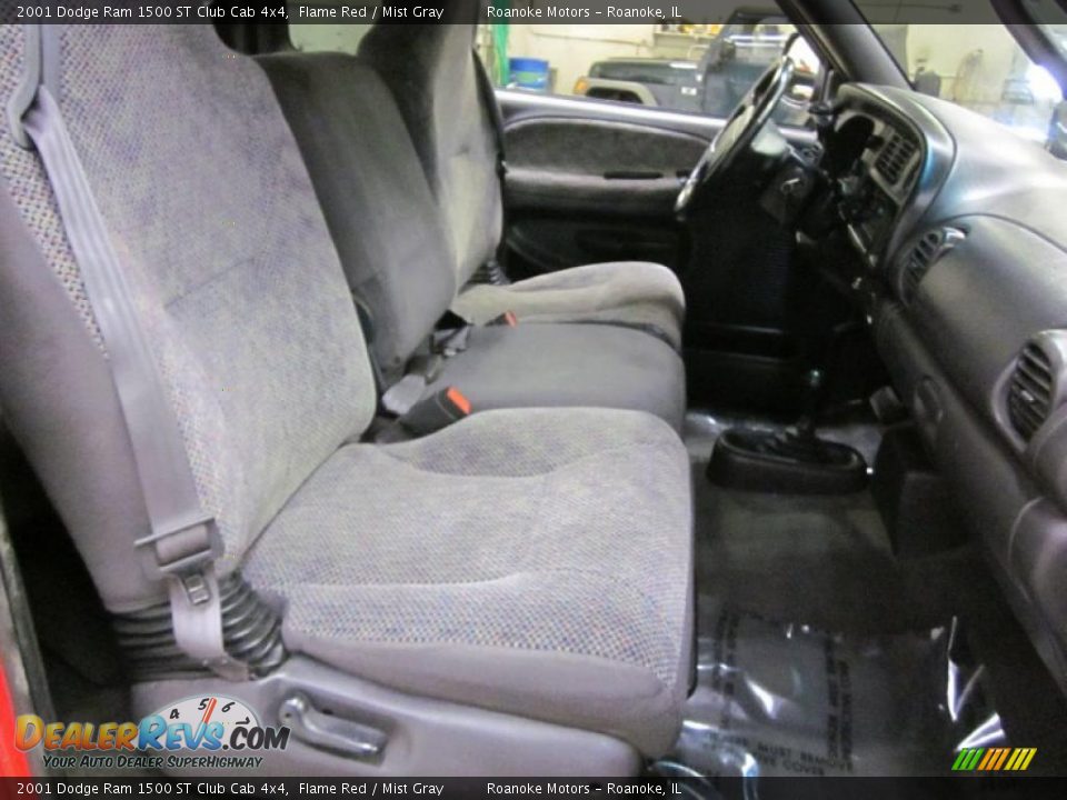 2001 Dodge Ram 1500 ST Club Cab 4x4 Flame Red / Mist Gray Photo #19