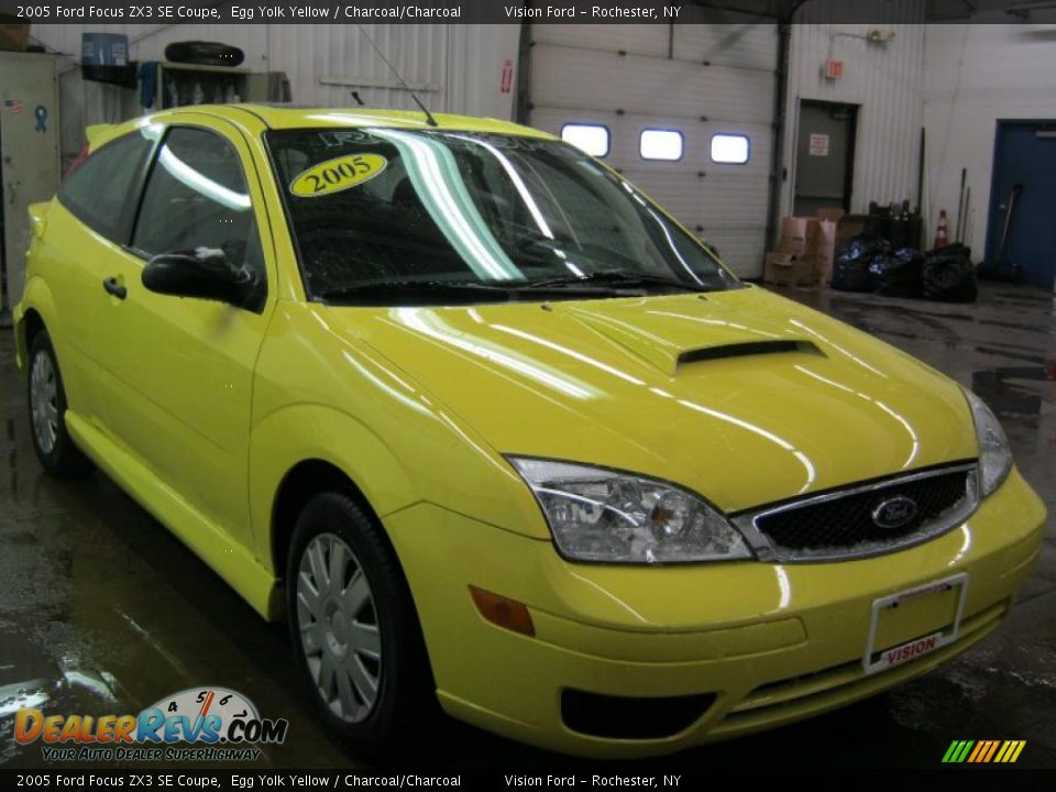 2005 Ford Focus ZX3 SE Coupe Egg Yolk Yellow / Charcoal/Charcoal Photo #15